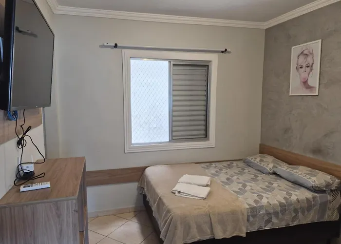 Kitnet Asturias 51B no Ed. Guariatã, próximo a praia das Astúrias em Guarujá